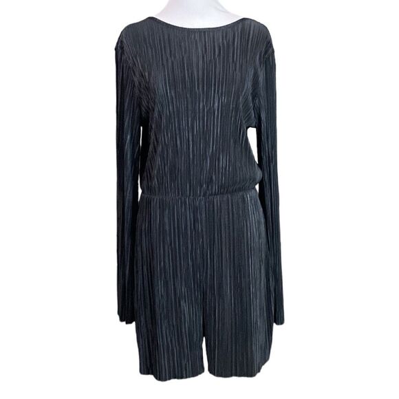 Pretty little Thing Black Plisse Flare Sleeve Open Back Playsuit Jumpsuit NEW - Picture 1 of 12